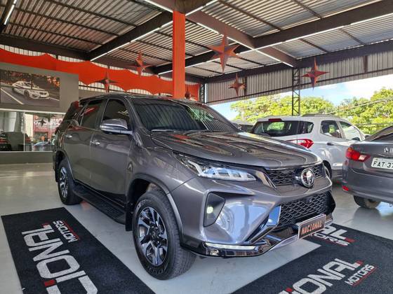 TOYOTA HILUX SW4 2.8 D-4D TURBO DIESEL DIAMOND 7L 4X4 AUTOMÁTICO